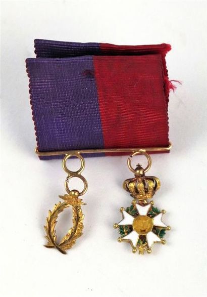 null Barrette présentant deux décorations en réduction d'officier en or : une légion...