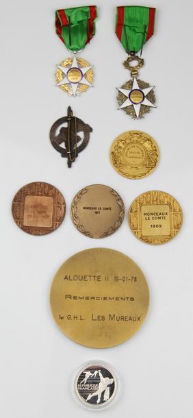 null Ensemble comprenant :

deux décorations du mérite agricole 1883, un insigne...