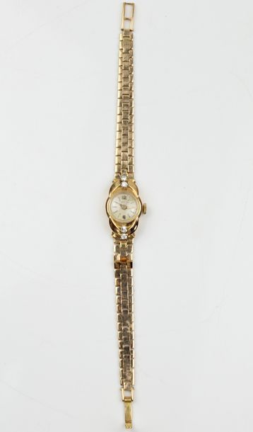 null Robert CART.

Montre de dame en or jaune, le cadran cerné de quatre diamants.

L_16...