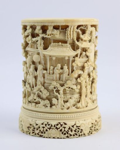 null CHINE, fin du XIXème siècle.

Pot à pinceaux cylindrique en ivoire de Canton.

Le...