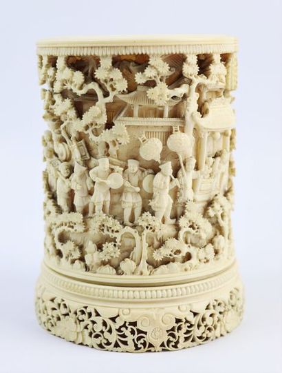 null CHINE, fin du XIXème siècle.

Pot à pinceaux cylindrique en ivoire de Canton.

Le...
