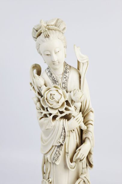 null CHINE, circa 1940.

Statuette de femme en ivoire sculpté.

Elle est représentée...