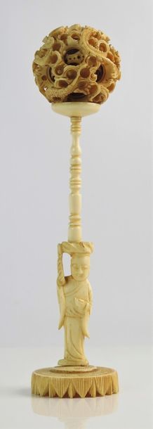 CHINE, circa 1900.

Boule en ivoire sculpté,...
