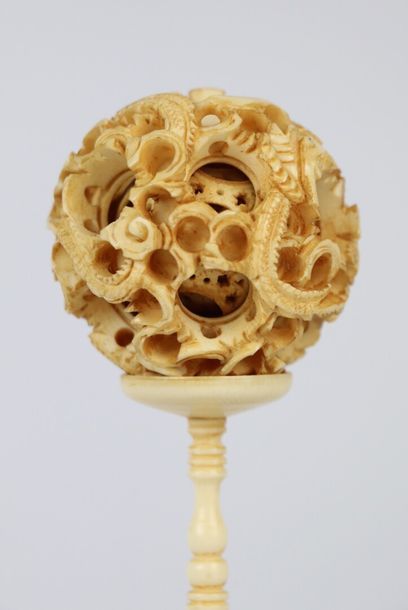 null CHINE, circa 1900.

Boule en ivoire sculpté, composé de plusieurs sphères mobiles...