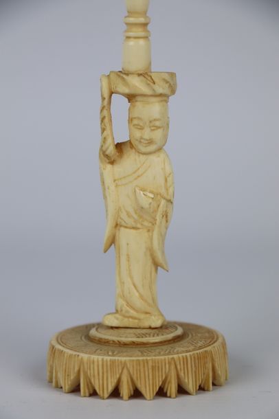 null CHINE, circa 1900.

Boule en ivoire sculpté, composé de plusieurs sphères mobiles...