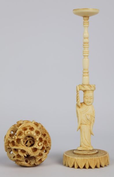 null CHINE, circa 1900.

Boule en ivoire sculpté, composé de plusieurs sphères mobiles...