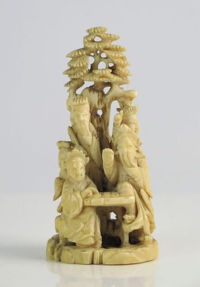 CHINE, circa 1900-1910.

Groupe en ivoire...