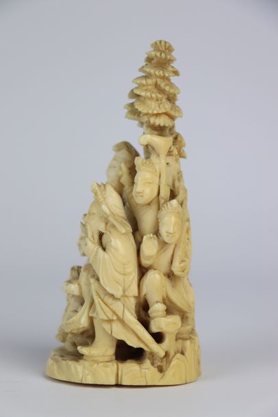 null CHINE, circa 1900-1910.

Groupe en ivoire sculpté à décor de cinq dignitaires...