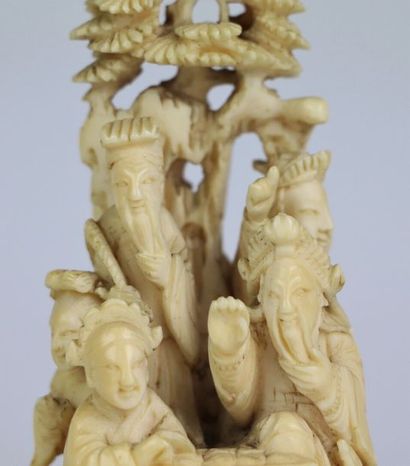 null CHINE, circa 1900-1910.

Groupe en ivoire sculpté à décor de cinq dignitaires...
