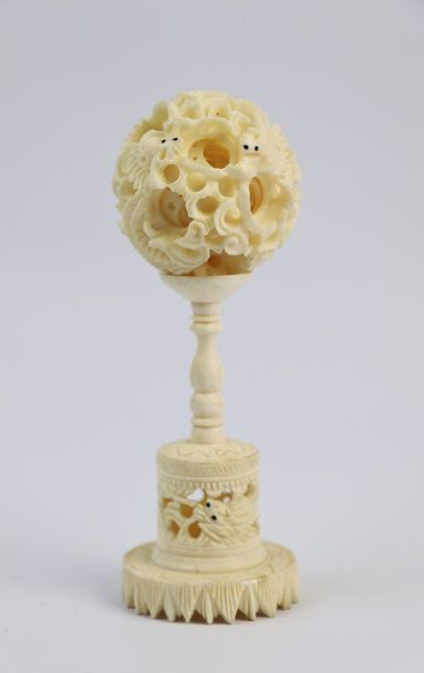 null CHINE, fin du XIXème siècle

Boule de Canton en ivoire sculpté, l'ensemble des...