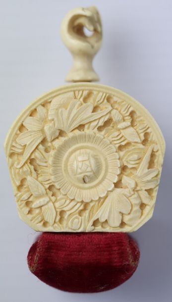 null CHINE, Canton, circa 1900.

Deux éléments en ivoire sculpté à décor en relief...