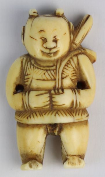 null CHINE, XIXème siècle.

Toggle et enfant en ivoire sculpté, le toggle en forme...