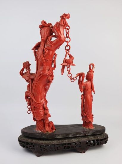 null CHINE.

Groupe en corail sculpté représentant deux femmes, l'une tenant une...