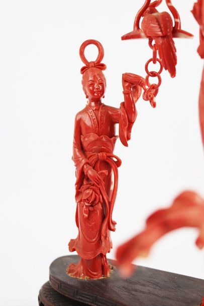 null CHINE.

Groupe en corail sculpté représentant deux femmes, l'une tenant une...