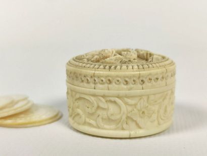 null CHINE, Canton, circa 1900.

Petite boîte couverte à jetons en ivoire et nacre.

A...