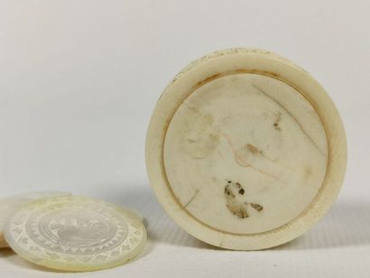 null CHINE, Canton, circa 1900.

Petite boîte couverte à jetons en ivoire et nacre.

A...