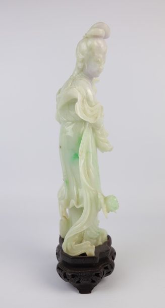 null CHINE, XXème siècle.

Statuette de femme en jadéite représentée debout, tenant...