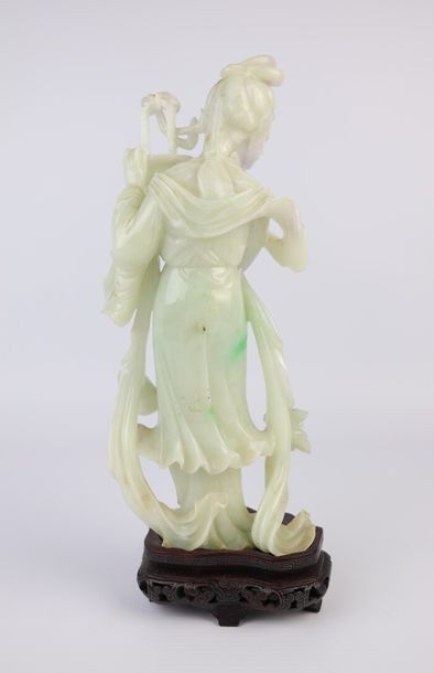 null CHINE, XXème siècle.

Statuette de femme en jadéite représentée debout, tenant...
