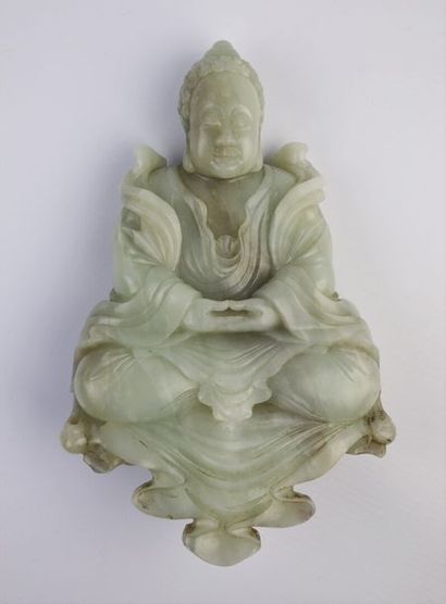 null CHINE, XXème siècle.

Statuette de bouddha en jade céladon représenté assis...