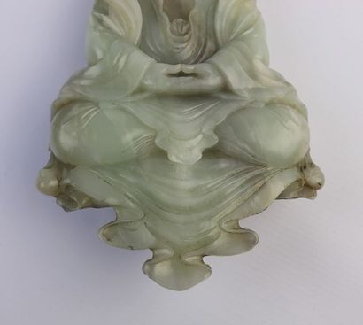 null CHINE, XXème siècle.

Statuette de bouddha en jade céladon représenté assis...