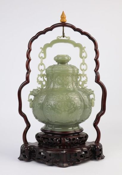 null CHINE, XXème siècle.

Vase couvert en jade céladon de forme balustre, suspendu...