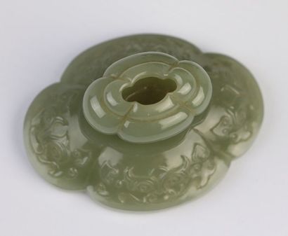 null CHINE, XXème siècle.

Vase couvert en jade céladon de forme balustre, suspendu...