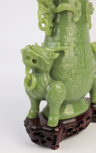 null CHINE, XXème siècle.

Vase couvert en jade vert à décor archaïsant de dragons...