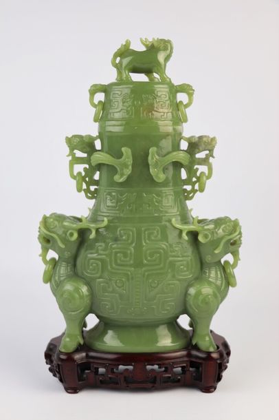 null CHINE, XXème siècle.

Vase couvert en jade vert à décor archaïsant de dragons...