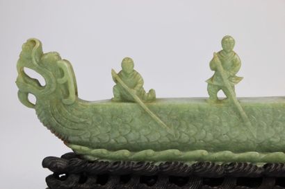 null CHINE, XXème siècle.

Groupe en jade représentant une barque à la proue en forme...