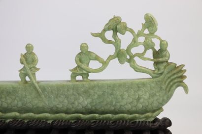 null CHINE, XXème siècle.

Groupe en jade représentant une barque à la proue en forme...
