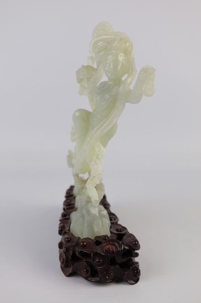 null CHINE, XXème siècle.

Statuette de danseuse en jade représentée dansant au-dessus...