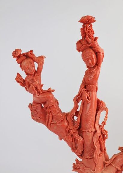 null CHINE.

Groupe en corail sculpté représentant trois femmes, l'une debout au...