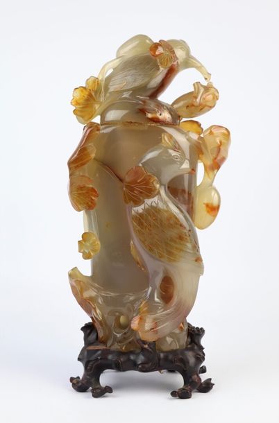 null CHINE, XXème siècle

Vase couvert en agate sculpté sur les côtés et la prise...