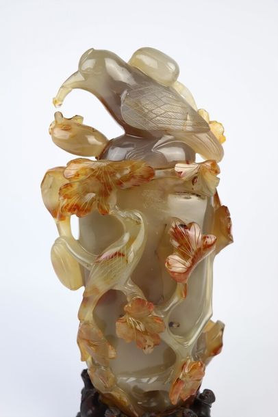 null CHINE, XXème siècle

Vase couvert en agate sculpté sur les côtés et la prise...