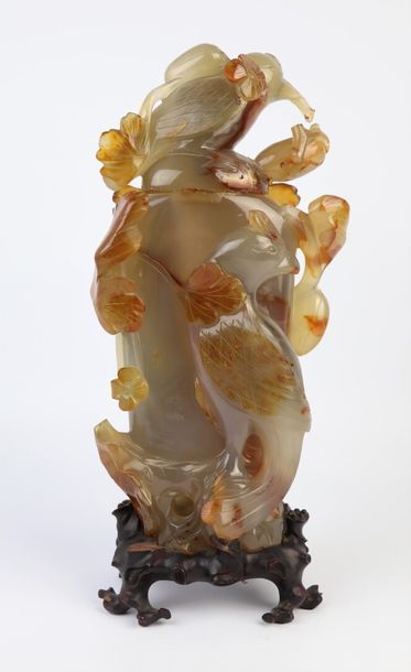 null CHINE, XXème siècle

Vase couvert en agate sculpté sur les côtés et la prise...