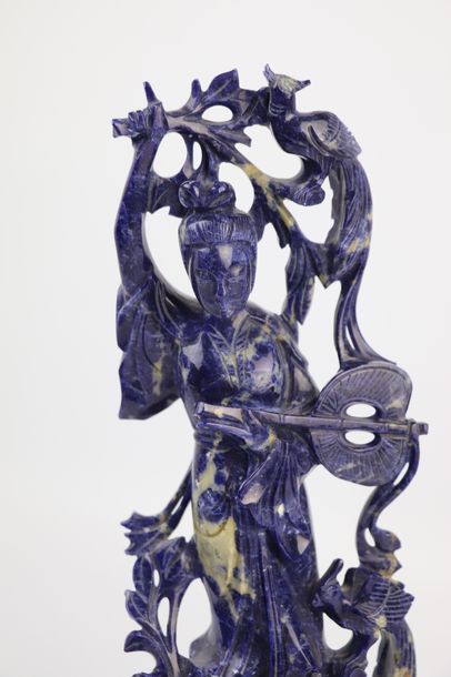 null CHINE, XXème siècle.

Statuette en lapis-lazuli représentant une femme tenant...