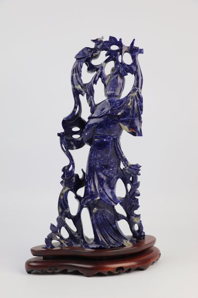 null CHINE, XXème siècle.

Statuette en lapis-lazuli représentant une femme tenant...