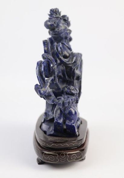 null CHINE, XXème siècle.

Groupe en lapis-lazuli représentant une femme tenant un...