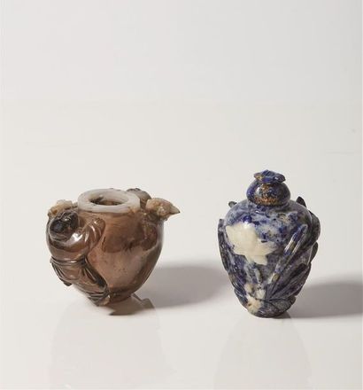 CHINE, XXème siècle.

Deux petits vases en...
