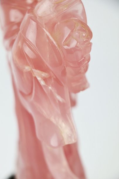 null CHINE, XXème siècle.

Trois statuettes en quartz rose représentant des femmes,...