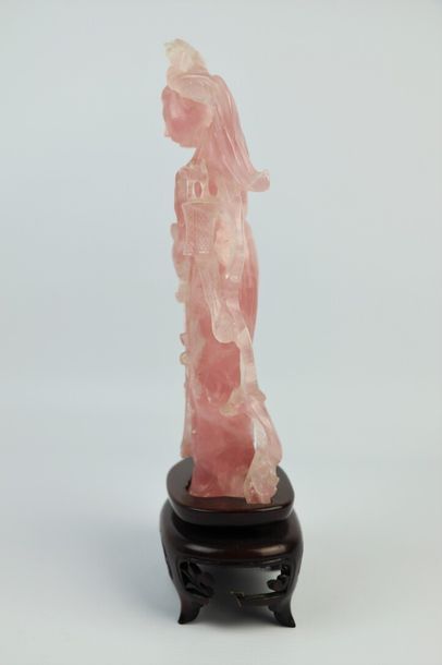 null CHINE, XXème siècle.

Trois statuettes en quartz rose représentant des femmes,...