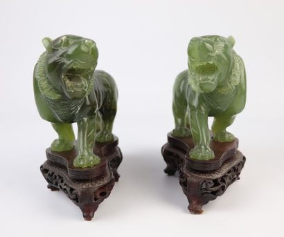 null CHINE, XXème siècle.

Paire de tigres et paire de lions bouddhiques en serpentine,...