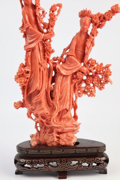null CHINE.

Groupe en corail sculpté représentant deux femmes tenant des branchages...