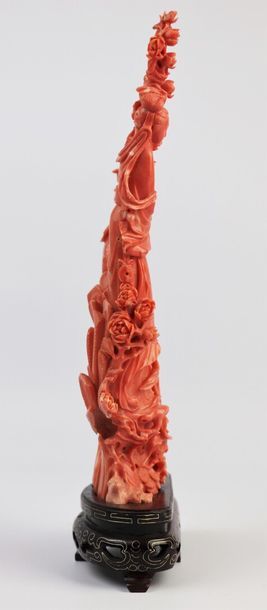 null CHINE.

Groupe en corail sculpté représentant deux femmes tenant des branchages...