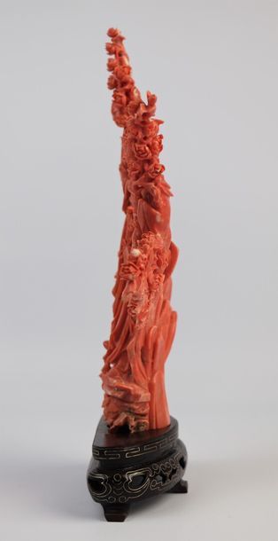 null CHINE.

Groupe en corail sculpté représentant deux femmes tenant des branchages...