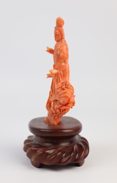 null CHINE.

Groupe en corail sculpté représentant deux femmes, reposant sur un socle...