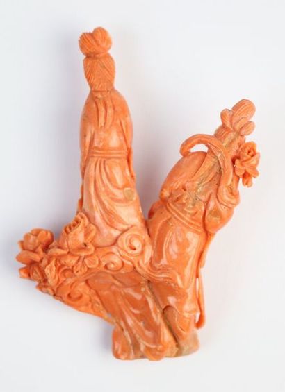 null CHINE.

Groupe en corail sculpté représentant deux femmes, reposant sur un socle...
