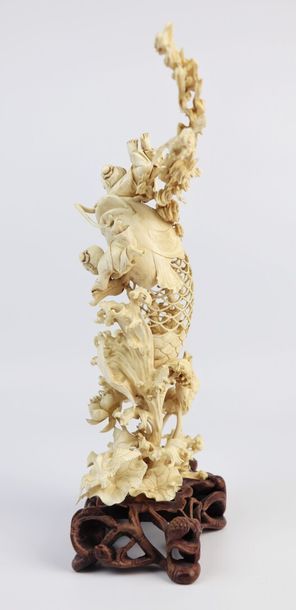 null CHINE, début du XXème siècle.

Groupe en ivoire sculpté représentant une grande...