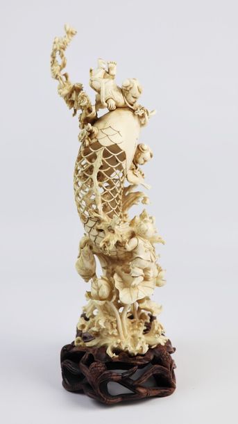null CHINE, début du XXème siècle.

Groupe en ivoire sculpté représentant une grande...