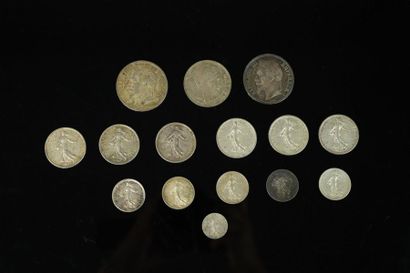 null Ensemble de pièces en argent comprenant :

deux pièces de 5 francs Napoléon...